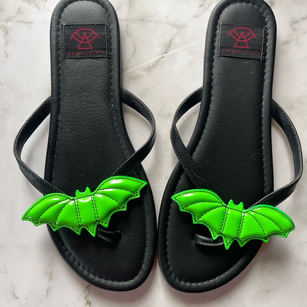 STRANGE CVLT SIZE 8 LIME GREEN BAT SANDALS